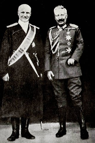 Diagnose Minderwertigkeitskomplex: Wilhelm II. mit seinem verkrüppelten Arm (rechts neben dem ukrainischen Politiker Pawlo Skoropadskyj) entwickelte sich zum besonders brutalen Befürworter deutscher Kolonial- und Großmachtpolitik. (Foto: IMAGO, imago/United Archives International)