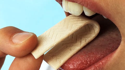 Eine Person steckt ein Spezialkaugummi in den Mund. Zu dpa «Forscher entwickeln Kaugummi-Schnelltest für Entzündungen im Mund»