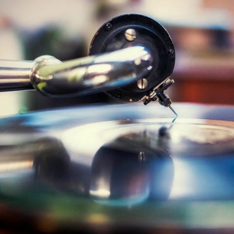 Studio close-up of record player, alter Plattenspieler, Gramophone. Archivfoto