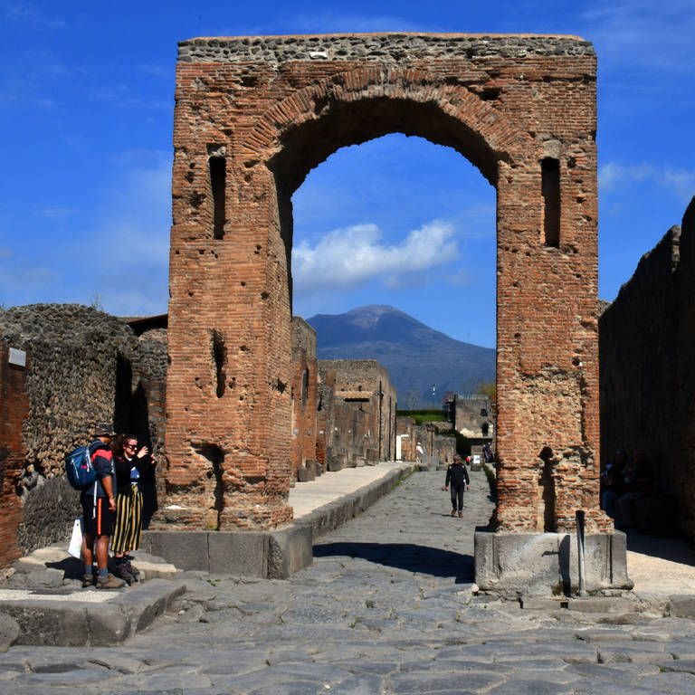Pompei ist eine Stadt in der süditalienischen Region Campania. Das antike Pompeji wurde durch den Ausbruch des Vesuv 79 n. Chr. verschüttet. Zu den Ruinen zählen die mit Fresken versehene Mysterienvilla und das Amphitheater der Stadt.