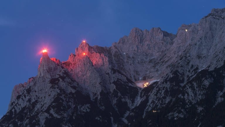 Sonnwendfeuer am Karwendel, Blick von Mittenwald