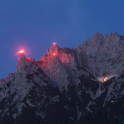 Sonnwendfeuer am Karwendel, Blick von Mittenwald (Foto: IMAGO, IMAGO / imagebroker)