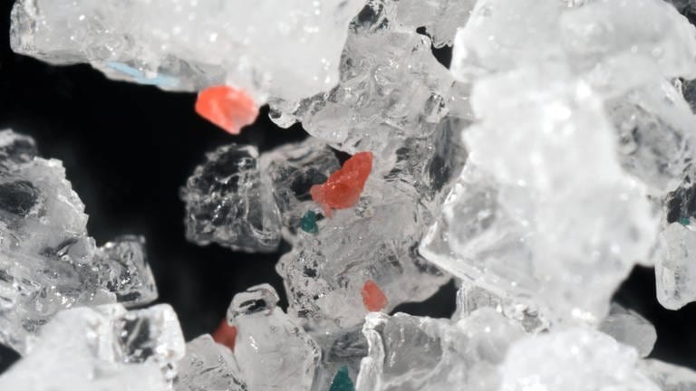 Mikroplastik auf Speisesalz: Wie viel Mikroplastik wir aufnehmen und was das für unsere Gesundheit bedeutet, darüber wissen Forschende bisher so gut wie nichts