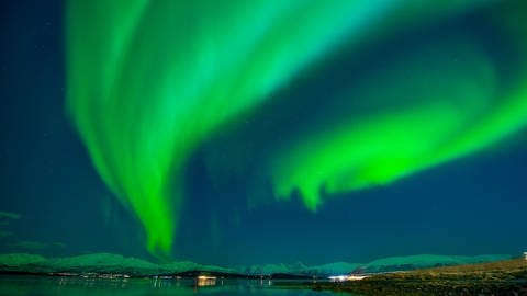 Nordlicht ueber Kvaloeya, Norwegen, Troms, Tromsoe 