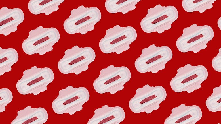Damenbinden mit Blut (Symbolbild, als grafisches Muster angeordnet): Noch ist Menstruation oft ein Tabu. Krankheiten wie Endometriose sind wenig erforscht. Doch viele Jüngere sprechen offen über ihre Leiden, Free Bleeding oder Menstruationstassen. (Foto: IMAGO, IMAGO / Westend61)