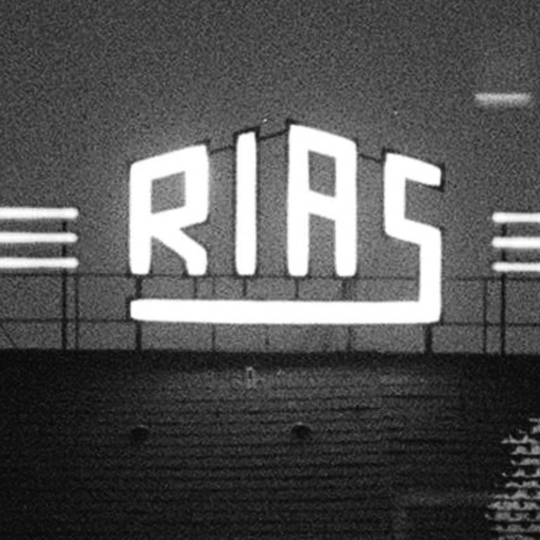Der Schriftzug "RIAS" auf dem Dach des Rundfunkhauses in Berlin-Schöneberg (Foto: picture-alliance / Reportdienste, picture-alliance / dpa | Karl_Mittenzwei)