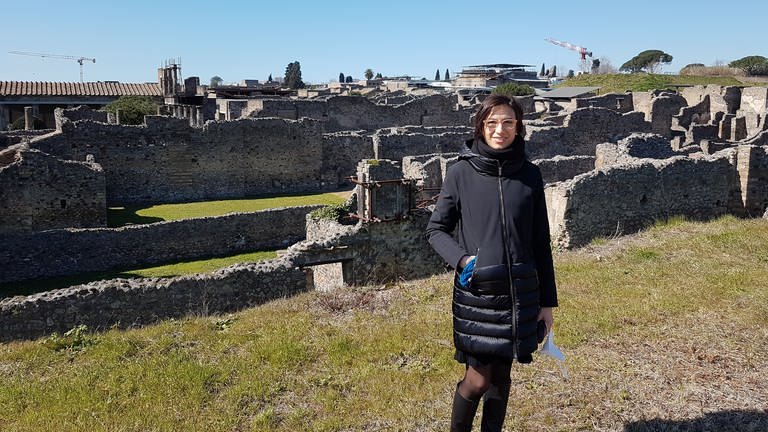 Die Archäologin Silvia Bertesago steht in Pompeji auf einer Anhöhe, bei der in den kommenden Monaten Ausgrabungen stattfinden sollen (Foto: SWR, Michael Stang)