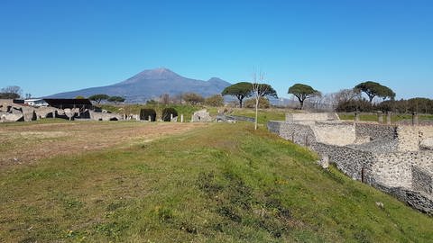 Der Ausbruch des Vesuv verschüttete 79 n. Chr. die gesamte antike Stadt Pompeji. Der Vulkan ist weiterhin aktiv, zuletzt brach er 1944 aus.