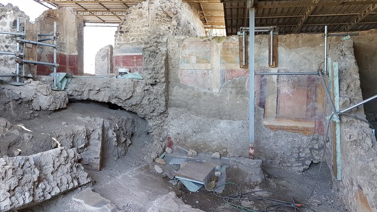 Im Haus der Bibliothek in Pompeji lassen sich Spuren von Bomben, Erdbeben und Vulkanausbrüchen der vergangenen Jahre bis Jahrhunderte erkennen