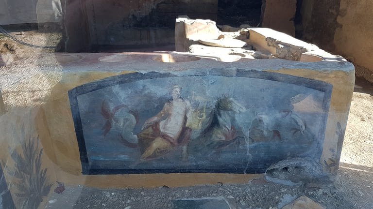 Das antike Schnellrestaurant in Pompeji, ein sogenanntes Thermopolium, wurde 2019 entdeckt und Ende 2020 der Weltöffentlichkeit vorgestellt (Foto: SWR, Michael Stang)