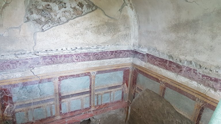 Neu entdecktes Fresko im "Haus der Bibliothek" in Pompeji (Foto: SWR, Michael Stang)