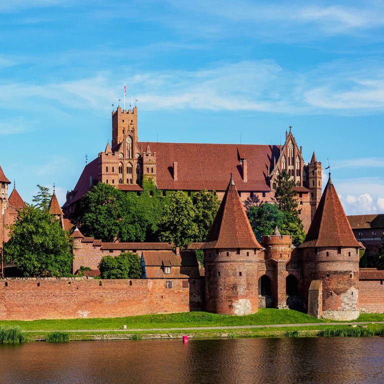 Die Marienburg wurde im 13. Jahrhundert erbaut. Es handelt sich um eine mittelalterliche Ordensburg des Deutschen Ordens am Fluss Nogat, einem Mündungsarm der Weichsel in Polen. Die Burg liegt nahe der polnischen Stadt Malbork.