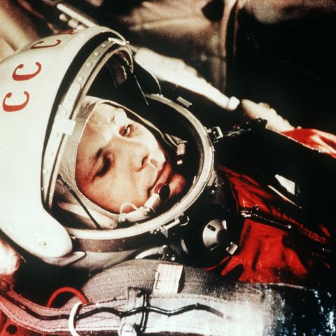 Das Archivbild vom April 1961 zeigt den sowjetischen Kosmonauten Juri Gagarin in seinem Raumanzug kurz vor seinem Start zum ersten bemannten Weltraumflug