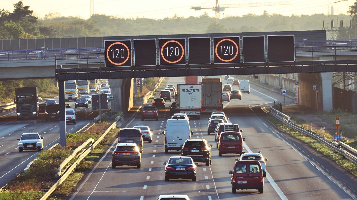 Autobahn: Eine Leuchttafel zeigt Tempo 120 km/h Höchstgeschwindigkeit an. (Foto: picture-alliance / Reportdienste, picture alliance / Daniel Kubirski | Daniel Kubirski)