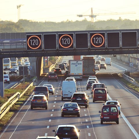 Autobahn: Eine Leuchttafel zeigt Tempo 120 kmh Höchstgeschwindigkeit an.