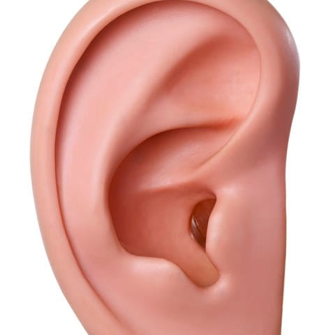 Ohrmuschel: Die Ohren nicht mit Wattestäbchen reinigen, denn dabei passiert es oft, dass man das Ohrenschmalz nach hinten schiebt. Es kann dann Verletzungen des Gehörgangs oder des Trommelfells kommen. (Foto: IMAGO, IMAGO / Shotshop)