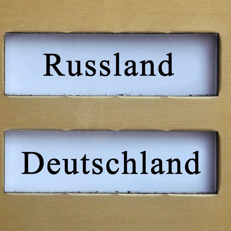 Klingelschild mit Deutschland und Russland (Foto: IMAGO, imago images/Steinach)
