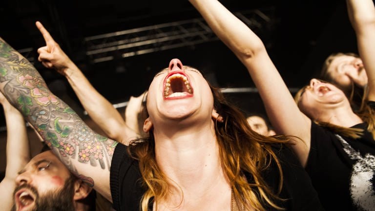 Fans singen ekstatisch mit bei einem Konzert der norwegischen Metal-Band Kvelertak