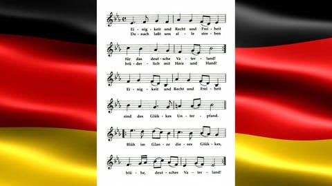 Notenblatt auf Deutschlandflagge: Einigkeit und Recht und Freiheit: Die deutsche Nationalhymne wird 2022 100 Jahre alt. Melodie und Text sind aber älter.