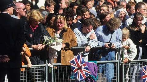 Menschen trauern am Straßenrand am Tag von Dianas Beerdigung 