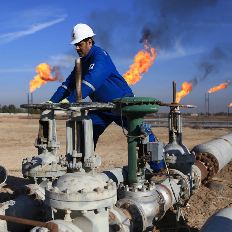 Ein Arbeiter greift am 12.01.2017 an Ventile einer Ölleitung auf dem Ölfeld Nihran Bin Omar nördlich von Basra