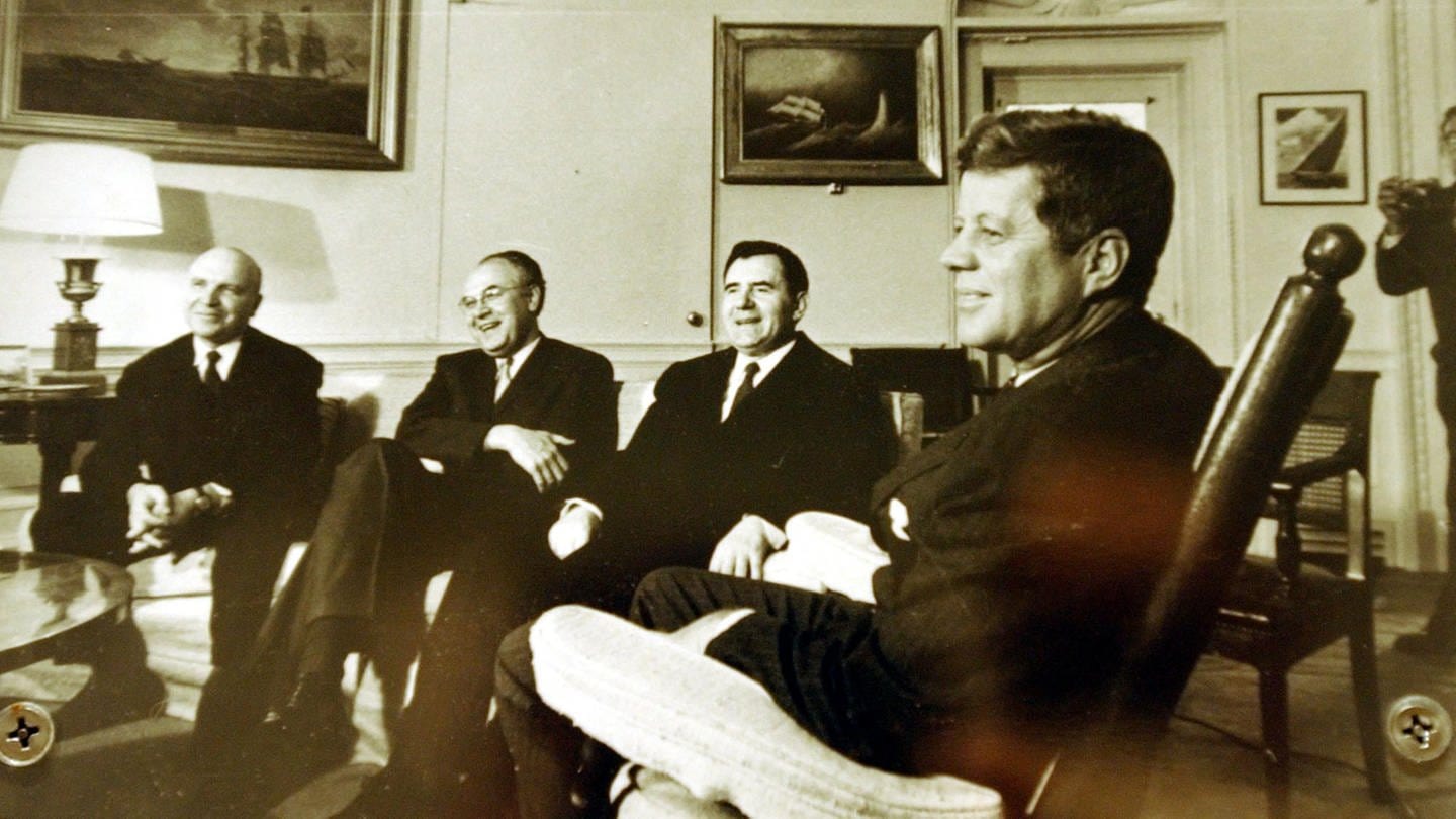 Kubakrise: Präsident John F. Kennedy (rechts) beim Treffen mit dem sowjetischen Botschafter Andrei Gromyko (zweiter von rechts) und weiteren sowjetischen Abgesandten im Oval Office in Washington D.C. am 18. Oktober 1962 (Foto: picture-alliance / Reportdienste, picture alliance / ASSOCIATED PRESS | Anonymous | AP Photo/John F. Kennedy Library and Museum)