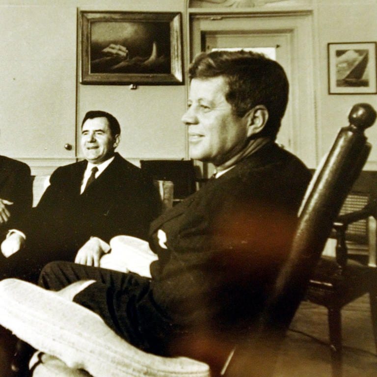 Kubakrise: Präsident John F. Kennedy (rechts) beim Treffen mit dem sowjetischen Botschafter Andrei Gromyko (zweiter von rechts) und weiteren sowjetischen Abgesandten im Oval Office in Washington D.C. am 18. Oktober 1962 (Foto: picture-alliance / Reportdienste, picture alliance / ASSOCIATED PRESS | Anonymous | AP Photo/John F. Kennedy Library and Museum)