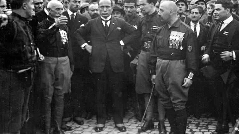 Italiens faschistische Führer Benito Mussolini (Mitte, Hände in die Hüften) mit Mitgliedern der faschistischen Partei nach dem Marsch auf Rom am 28. Oktober 1922