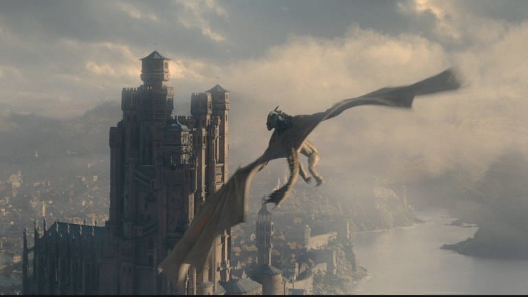 Ein Drache fliegt auf eine Burg zu in der Serie "House of the Dragon" (Foto: IMAGO, IMAGO / Picturelux)