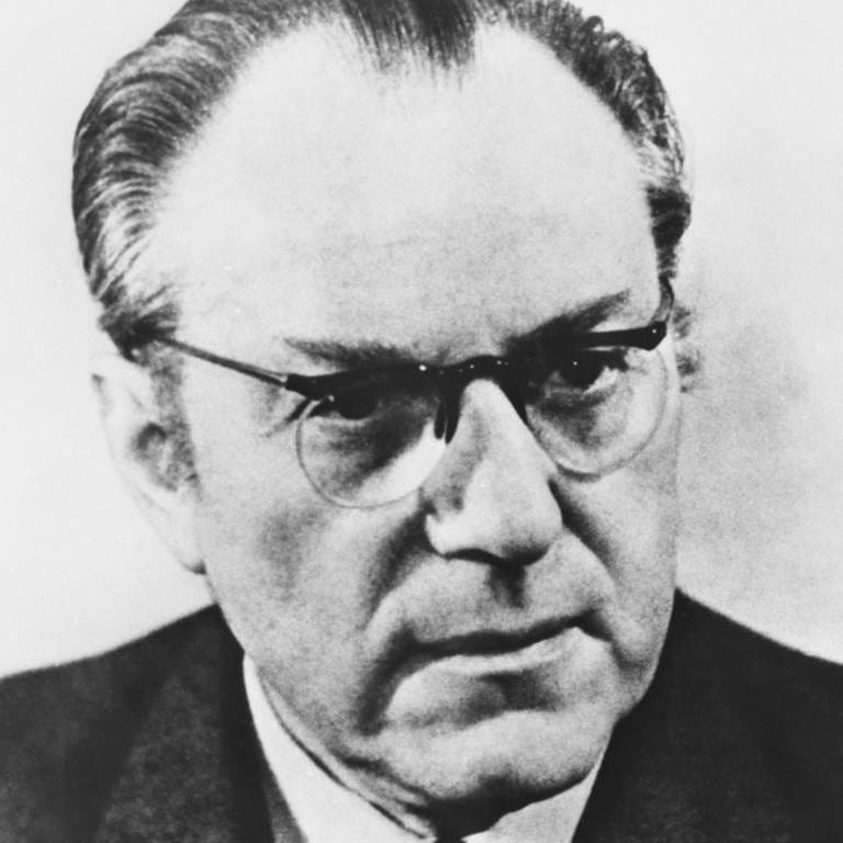 Porträt von Otto Grotewohl, SED-Parteivorsitzender, Vorsitzender des Verfassungsausschusses, späterer Ministerpräsident der DDR, schwarz-weiß