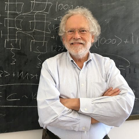 Der österreichische Quantenphysiker Anton Zeilinger steht in seinem Büro am Institut für Quantenoptik und Quanteninformation (IQOQI) der Österreichischen Akademie der Wissenschaften (ÖAW). Der Wissenschaftler wurde zusammen mit zwei weiteren Forschern mit dem Nobelpreis für Physik 2022 ausgezeichnet.