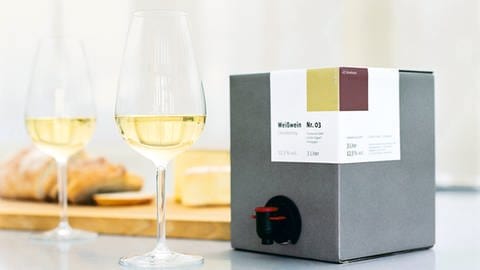 Bag-in-Box mit Wein: Alternative Verpackungen für Wein haben es schwer. Die Gründe für die Skepsis sind aber eher psychologisch als wissenschaftlich: Im Schlauch oder in der Dose ist der Wein vor Licht und Sauerstoff gut geschützt – wichtig für die Haltbarkeit.