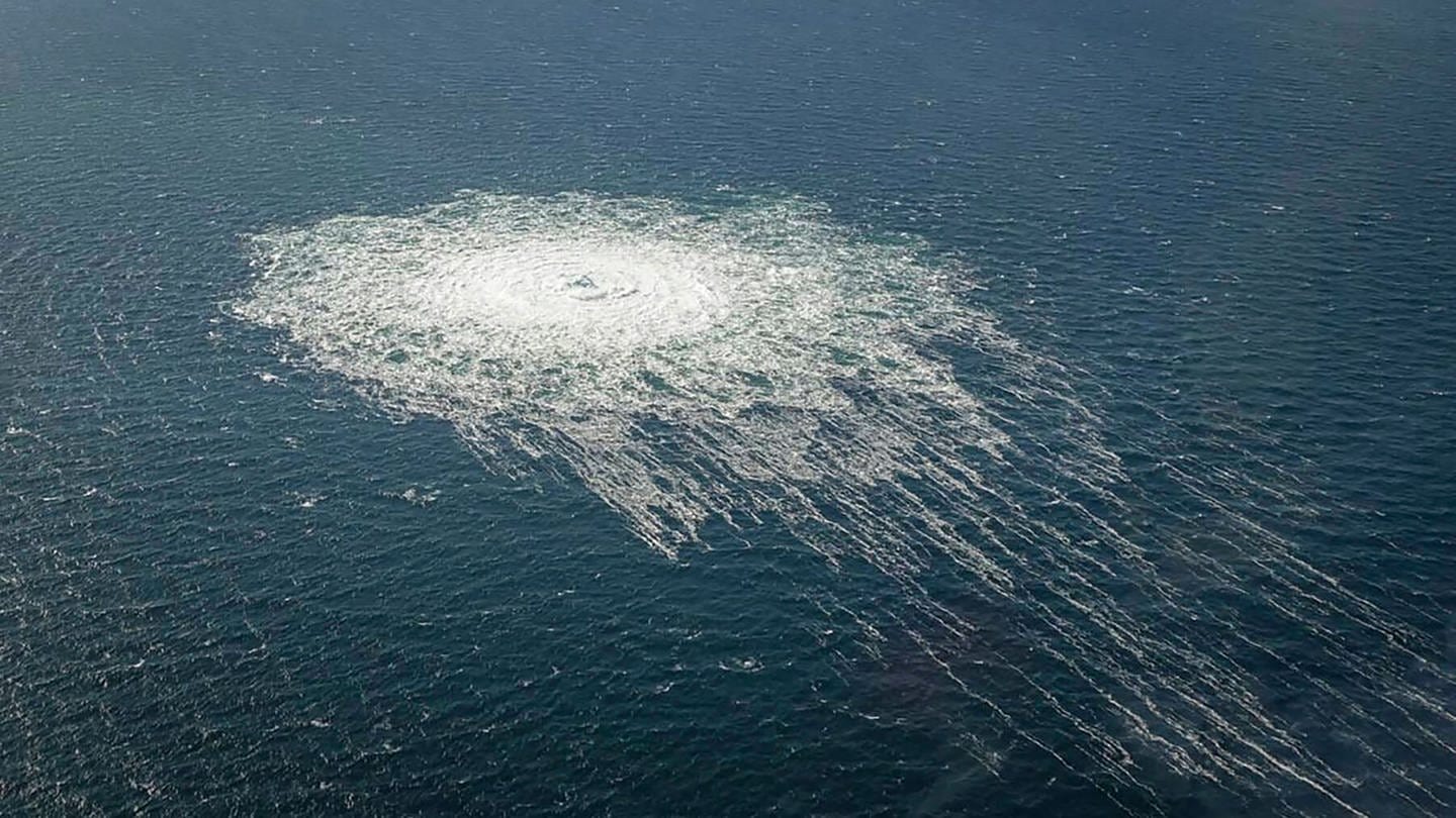 Gas aus der kaputten Pipeline Nord Stream Sprudelt aus dem Meer (Foto: IMAGO, IMAGO / ZUMA Press)