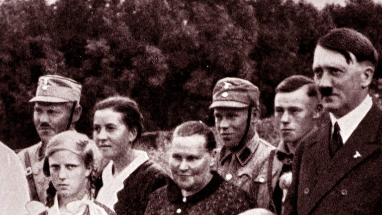 Hitler posiert mit einer Familie