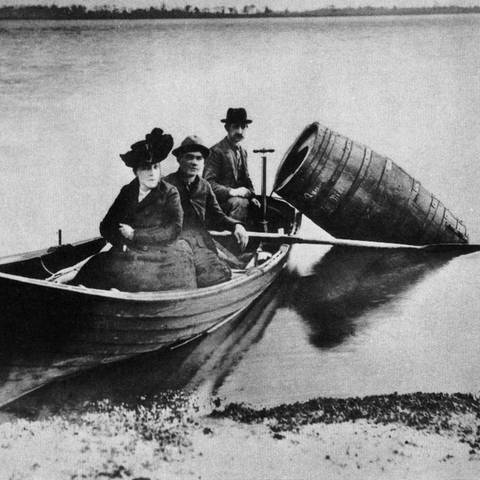 Annie Edson Taylor , der erste Mensch, der die Niagarafälle in einem Fass überquerte 24. Oktober 1901,