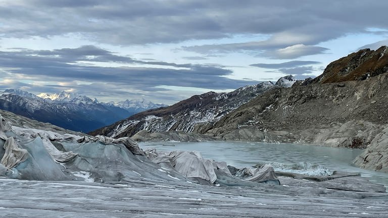 Autorin Kathrin Hondl hat den Rhonegletscher bereits mehrfach besucht und die Entwicklung in Fotos dokumentiert: Der See wird jedes Jahr größer (Oktober 2021) (Foto: SWR, Kathrin Hondl / ARD Studio Genf)