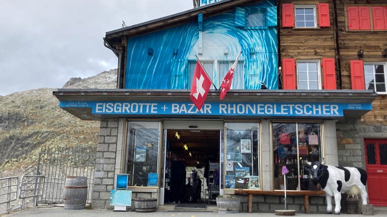 Bazar der Eisgrotte am Rhonegletscher: Die Eisgrotte ist die Touristenattraktion des Rhonegletschers. Seit dem späten 19. Jahrhundert wird hier jedes Jahr neu ein begehbarer Tunnel ins Eis gebohrt (Oktober 2021)