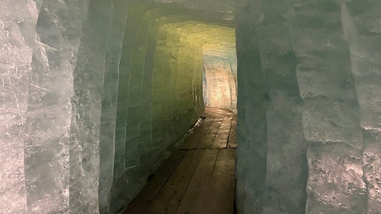 Das Innere jedoch ist faszinierend: Jedes Jahr kommen Tausende und sind begeistert von den schimmernden Blautönen der tropfenden Eisgrotte (August 2022) (Foto: SWR, Kathrin Hondl / ARD Studio Genf)