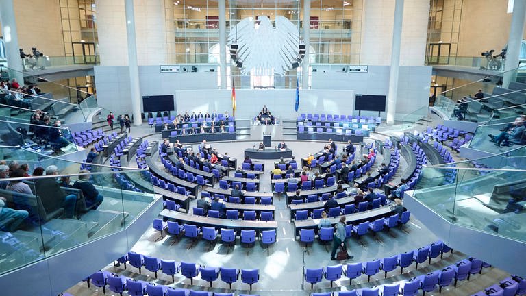 Plenarsaal während der Sitzung des Deutschen Bundestags am 9. November 2022 in Berlin: Mit 736 Abgeordneten ist der Deutsche Bundestag so groß wie nie zuvor, Überhang- und Ausgleichmandate haben ihn aufgebläht. Seit Jahren werden deshalb Reformvorschläge erarbeitet, erfolgreich war bisher keiner.