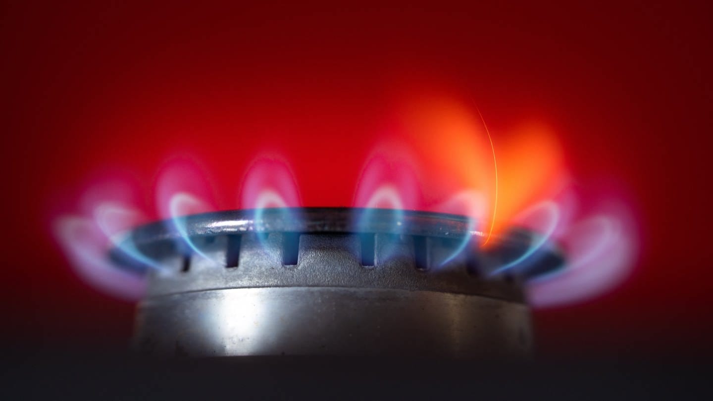 Kleine Flamme am Gasherd: Welche Energiesparmaßnahmen schonen nicht nur den Geldbeutel, sondern auch das Klima? (Foto: IMAGO, picture alliance/dpa | Frank Rumpenhorst)