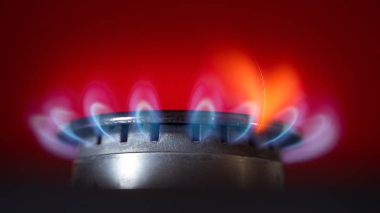 Kleine Flamme am Gasherd: Welche Energiesparmaßnahmen schonen nicht nur den Geldbeutel, sondern auch das Klima?  (Foto: IMAGO, picture alliance/dpa | Frank Rumpenhorst)