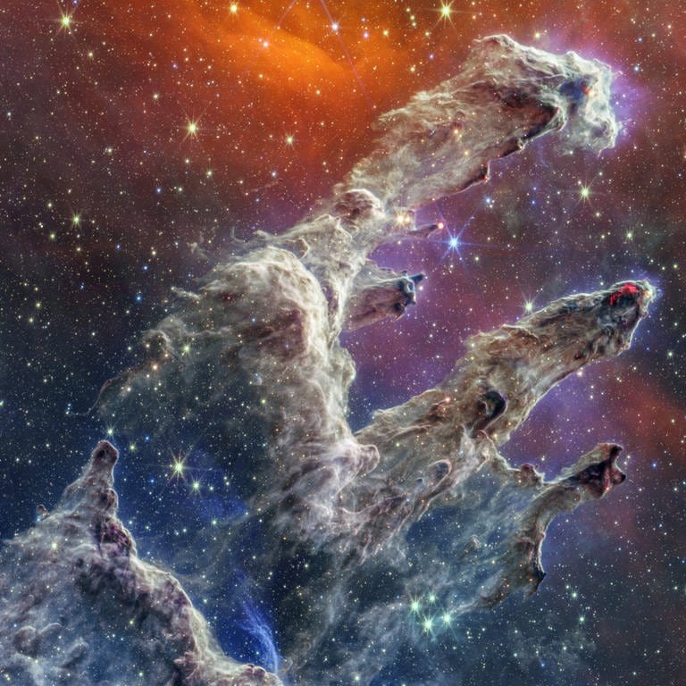 Kombination von Bildern der legendären Säulen der Schöpfung von zwei Kameras an Bord des James-Webb-Weltraumteleskops der NASA