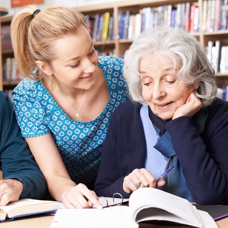 Senioren lernen mit Lehrerin (Foto: IMAGO, imago images/ingimage)