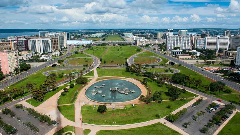 Blick vom Fernsehturm der Stadt: Brasilia ist vom Cerrado umgeben. Nach Salvador da Bahia und ab 1763 Rio de Janeiro wurde 1960 Brasilia Hauptstadt des 215-Millionen-Einwohner-Landes Brasilien