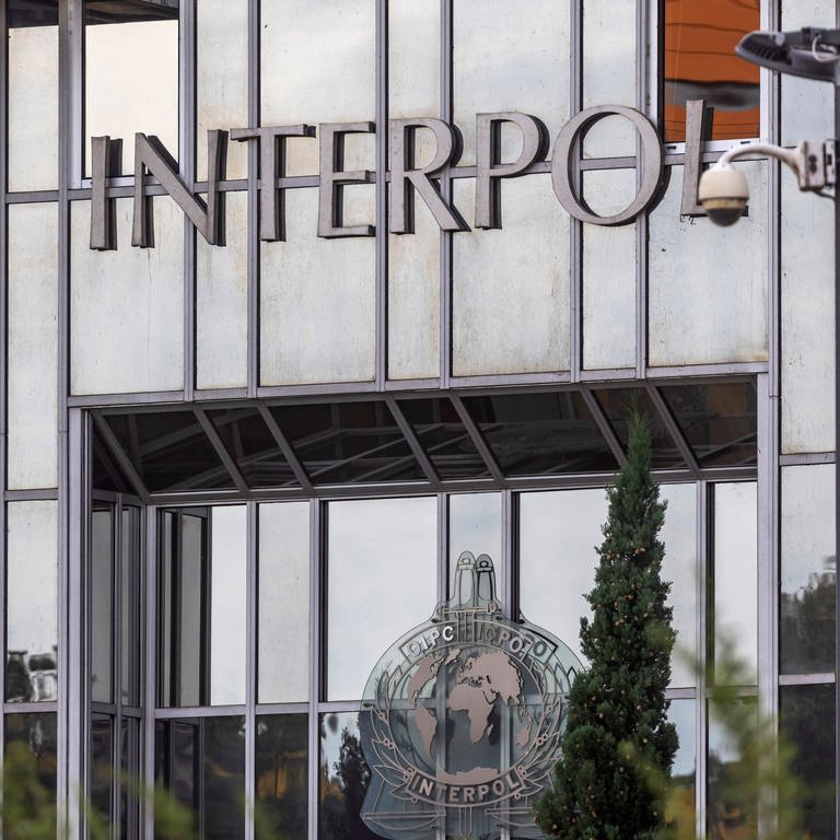 Fassade aus Glas und Stahl: Hauptsitz von Interpol in Lyon (Foto: IMAGO, IMAGO / IP3press)