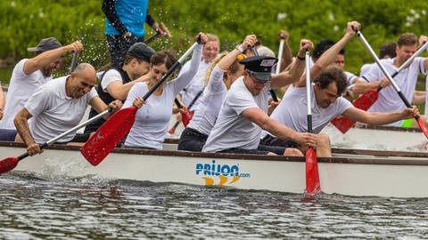 Drachenbootrennen in München: Mit anderen zusammen Sport zu machen kann unheimlich motivieren und Spaß machen (Foto: IMAGO, IMAGO / Andreas Haas)