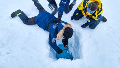 Meereisphysiker und Klimaforscher Marcel Nicolaus erklärt: "Die Messung von Eis-Eigenschaften, vor allem die Eisdicke entlang einer Strecke von Spitzbergen zum Nordpol und das immer wieder, ist für uns von höchstem Interesse, da man dort sonst selten hinkommt." (Foto: SWR, Jörn Freyenhagen)