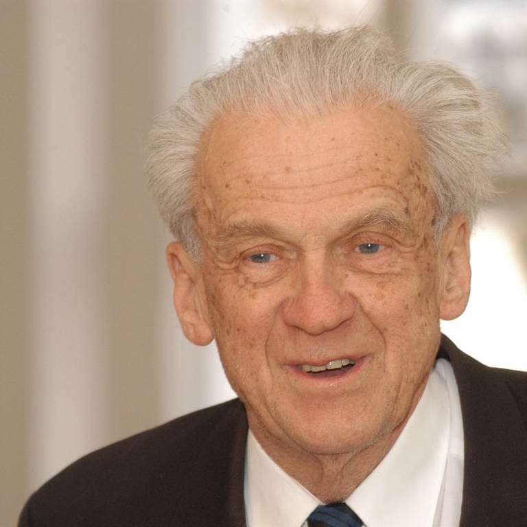 Rhetorikprofessor Walter Jens erhielt 2003 das große Bundesverdienstkreuz  (Foto: picture-alliance / Reportdienste, picture alliance )