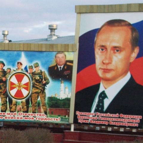 Auf der Militärbasis der russischen Armee in Grosny  Tschetschenien im März 2006. Das Bild von Präsident Putin ist ein Muss in der Militärpropaganda für Soldaten.