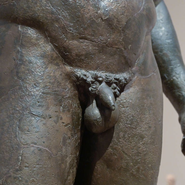 Die Detailaufnahme des Penis einer antiken Bronzestatue (Foto: IMAGO, IMAGO / Schöning)